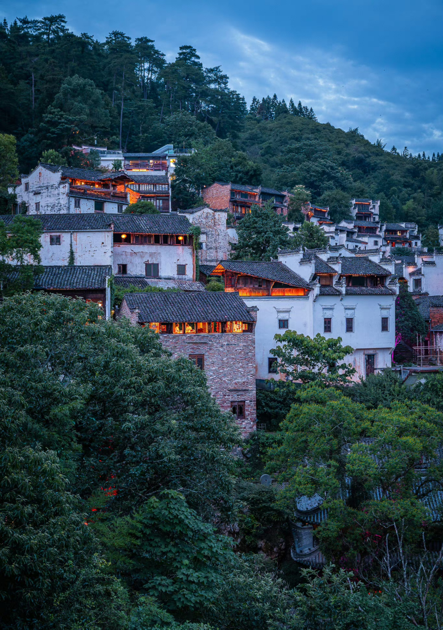 江西婺源篁岭古村,夜幕降临前,古村的灯火开始点亮,一个"天上的街市"