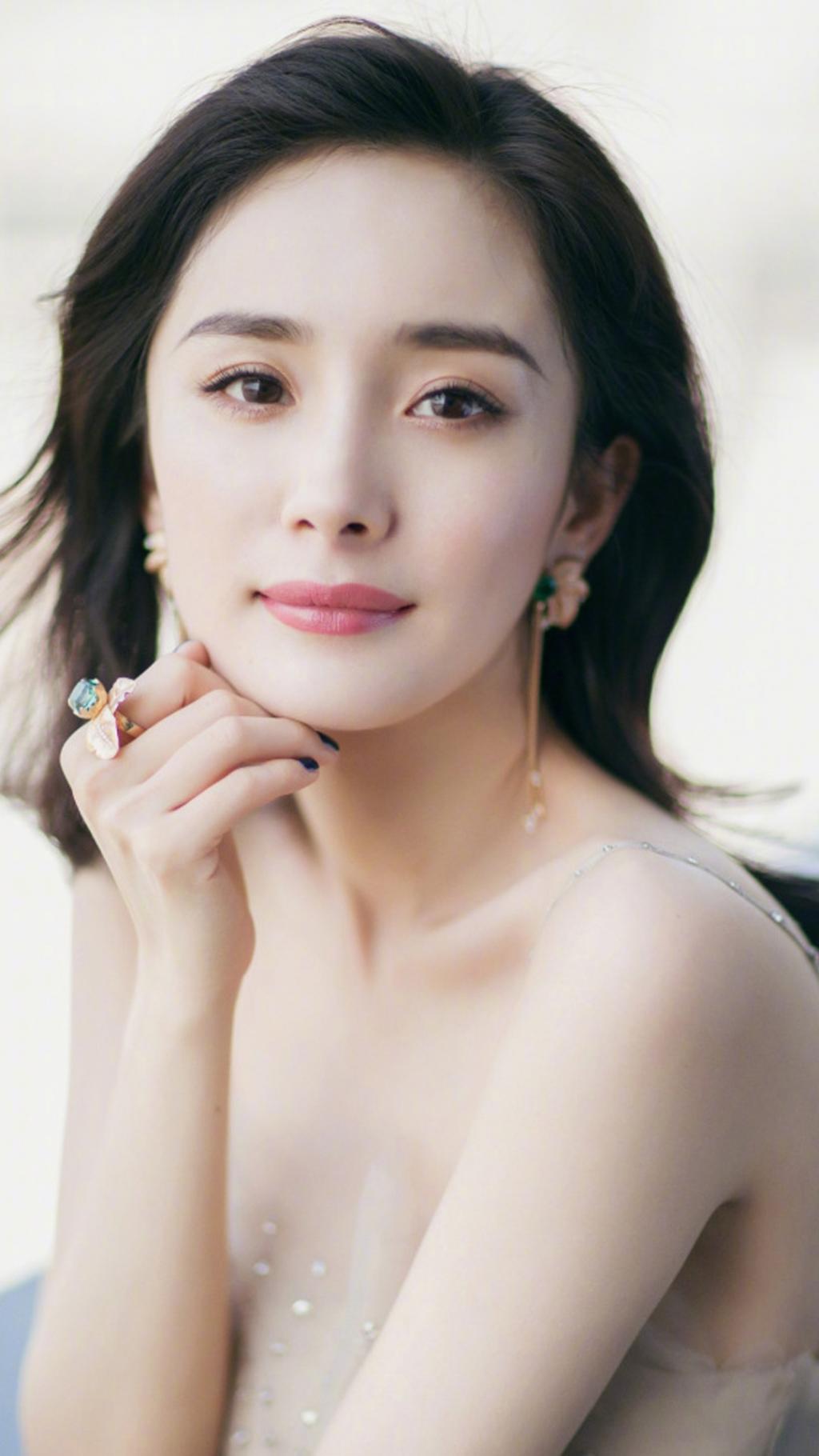 杨幂精美壁纸:一袭深v露背粉色闪钻长裙灵动清新,简约优雅!