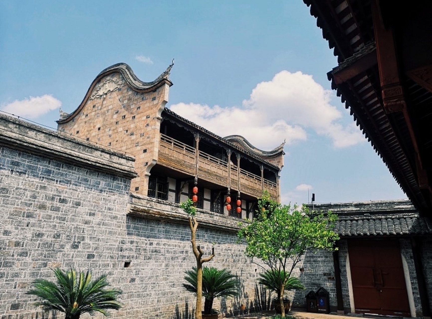 双江古镇是一座位于重庆市潼南区东北部的古镇,有着悠久的历史和丰富