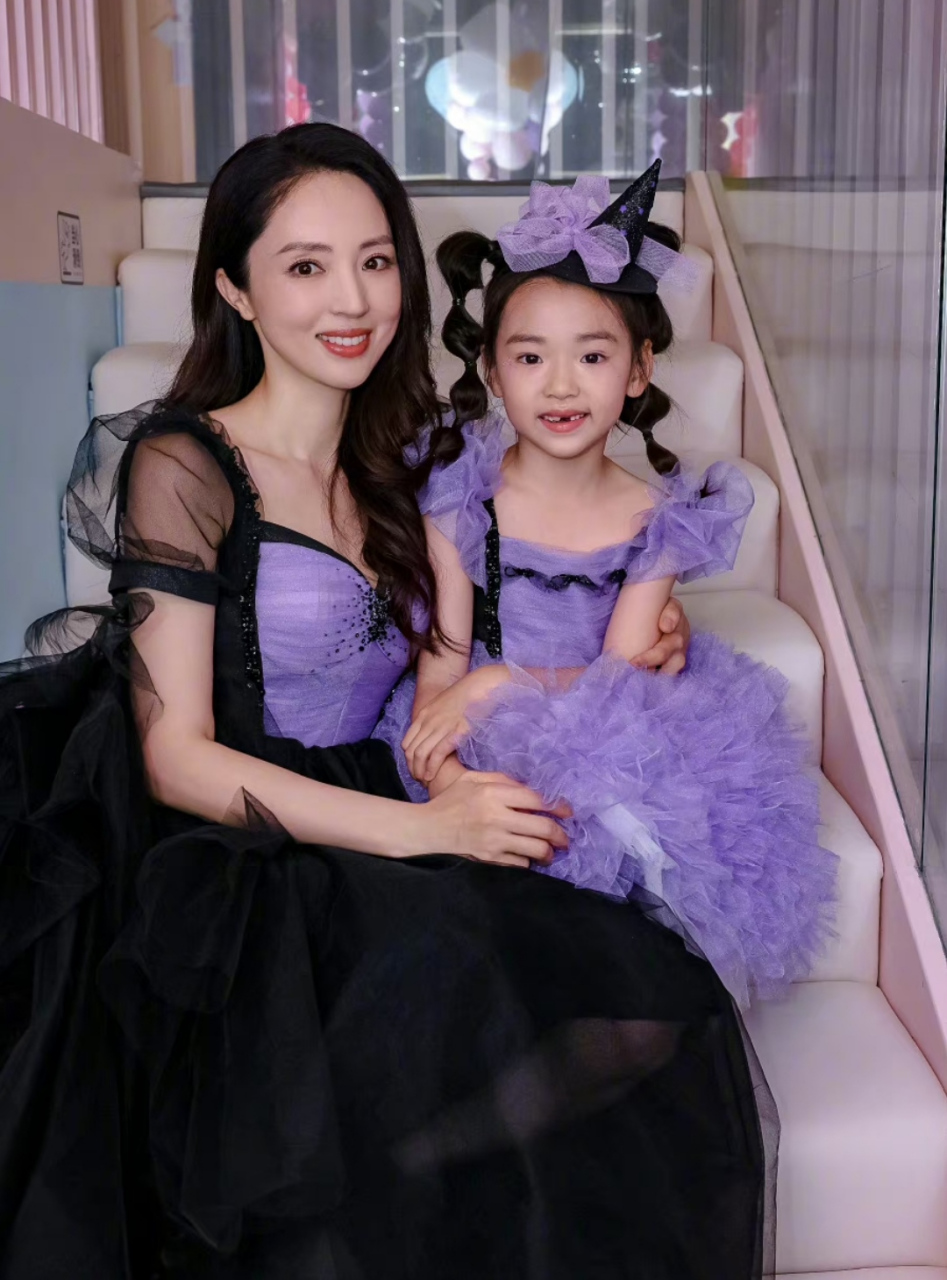 董璇在亲子餐厅为女儿办生日宴,小酒窝大名曝光叫"高舒乔",爸妈离婚后