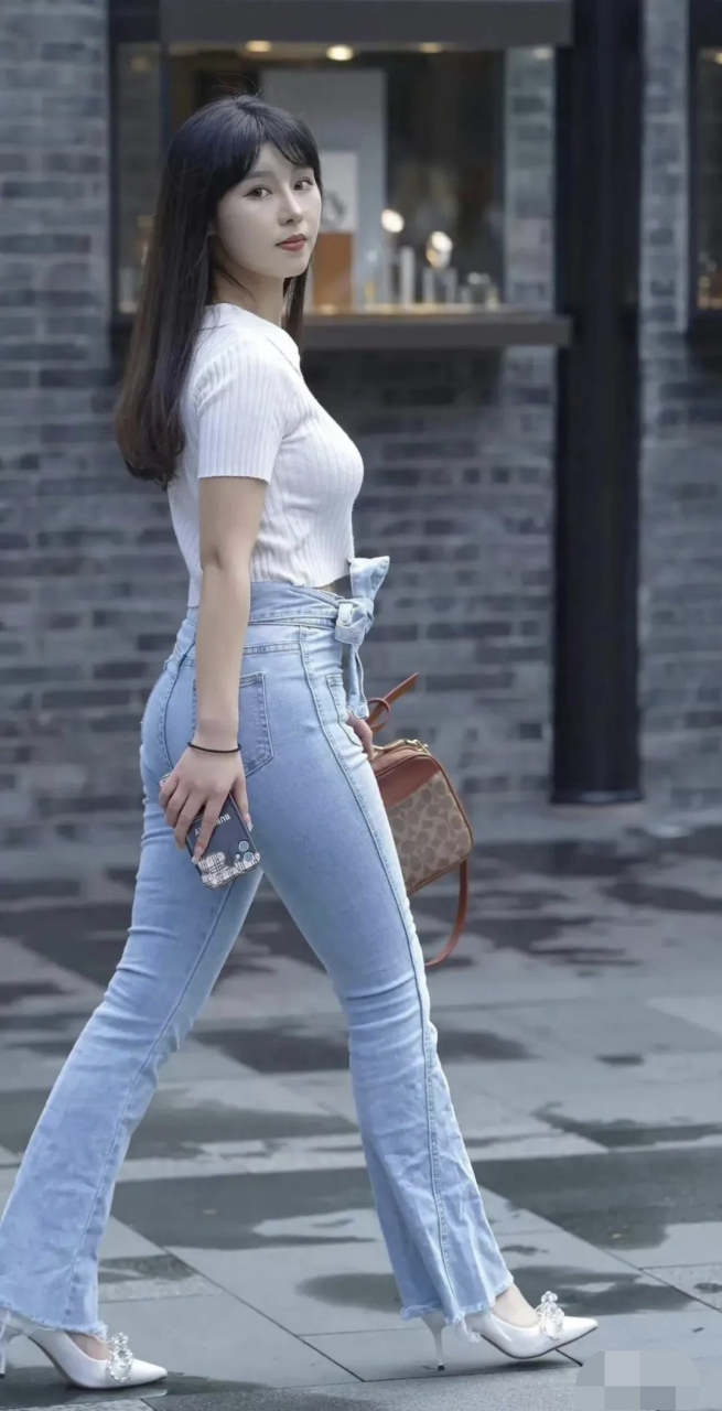 街拍高腰紧身牛仔裤美女
