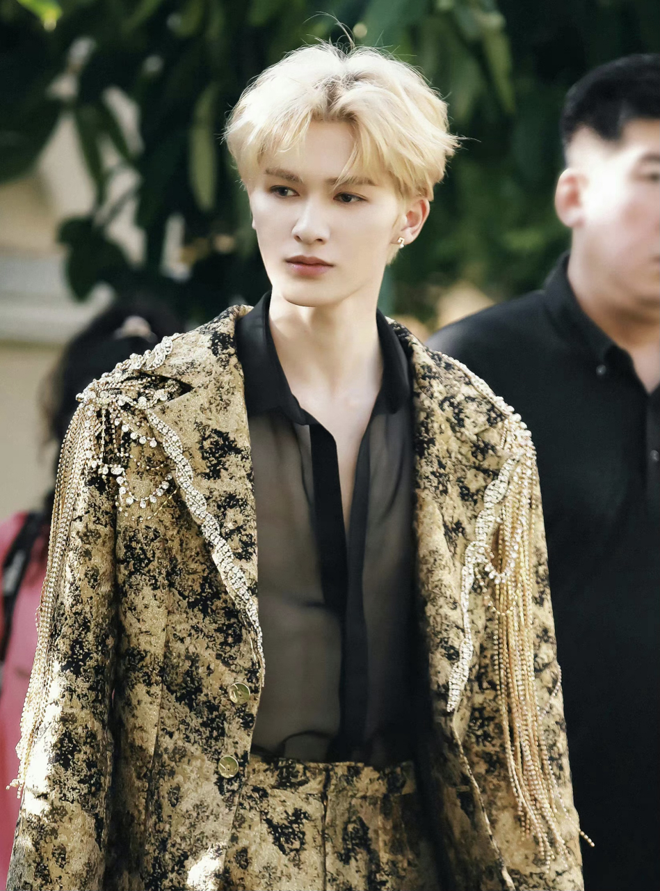 有腹肌有颜值,就喜欢朱正廷这种自然大方露出来的