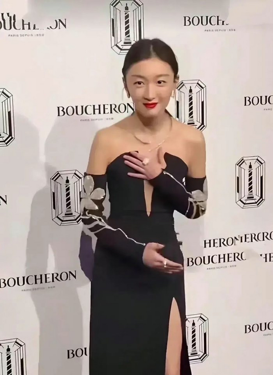 后三张照片中的周冬雨,捂胸的动作有点尬,毕竟没什么好遮挡的.