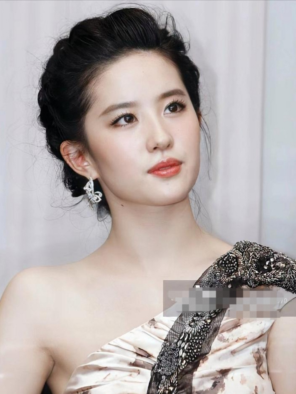 看刘亦菲盘发又精致又温柔,越看越好看!#刘亦菲# #娱乐