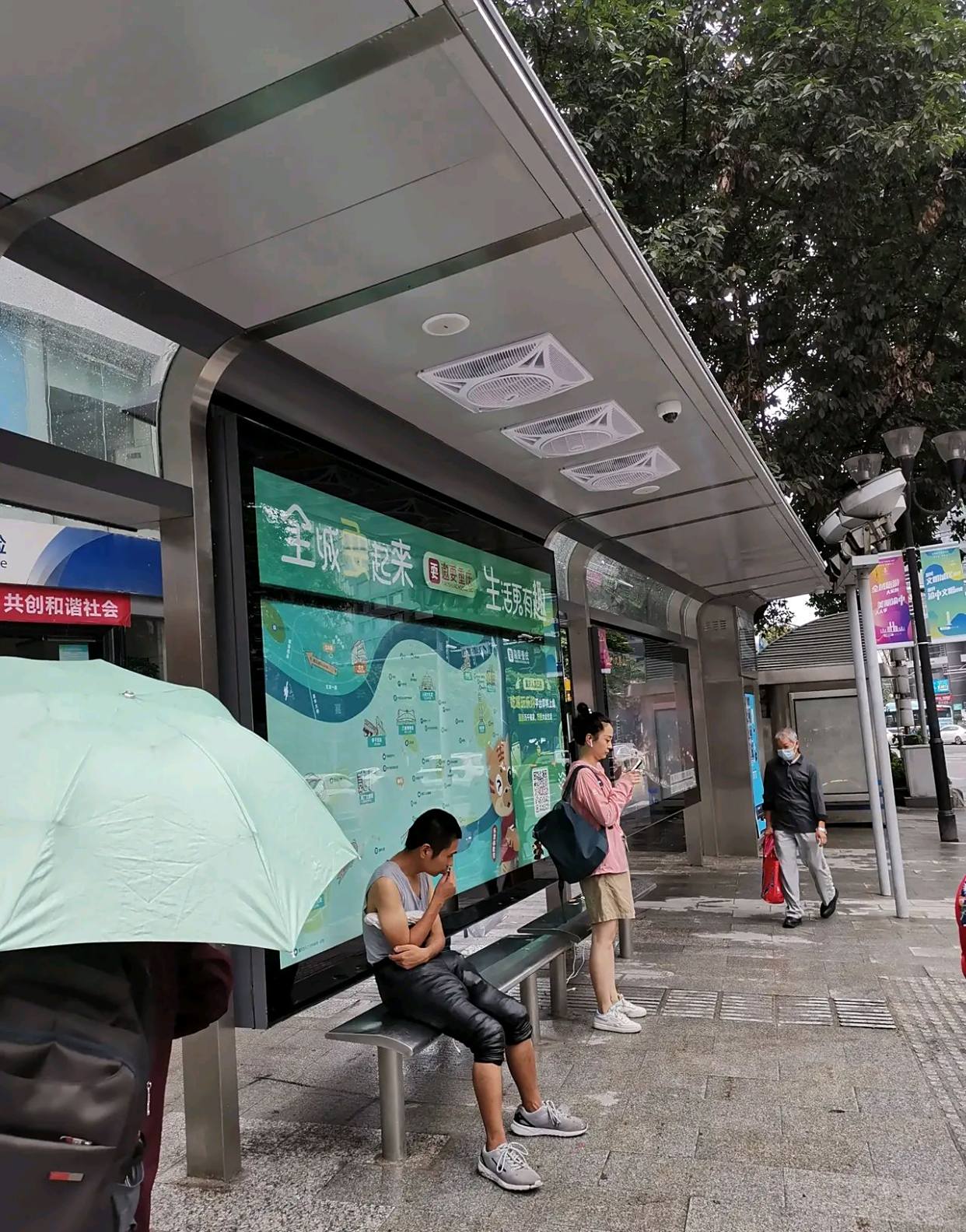 重庆市公交站牌,改造得非常漂亮,可这一点却不大好?