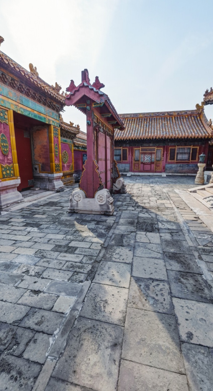 殿内正中悬弘历为和硕宝亲王时亲笔书匾额"乐善堂",为乾隆作皇子时的