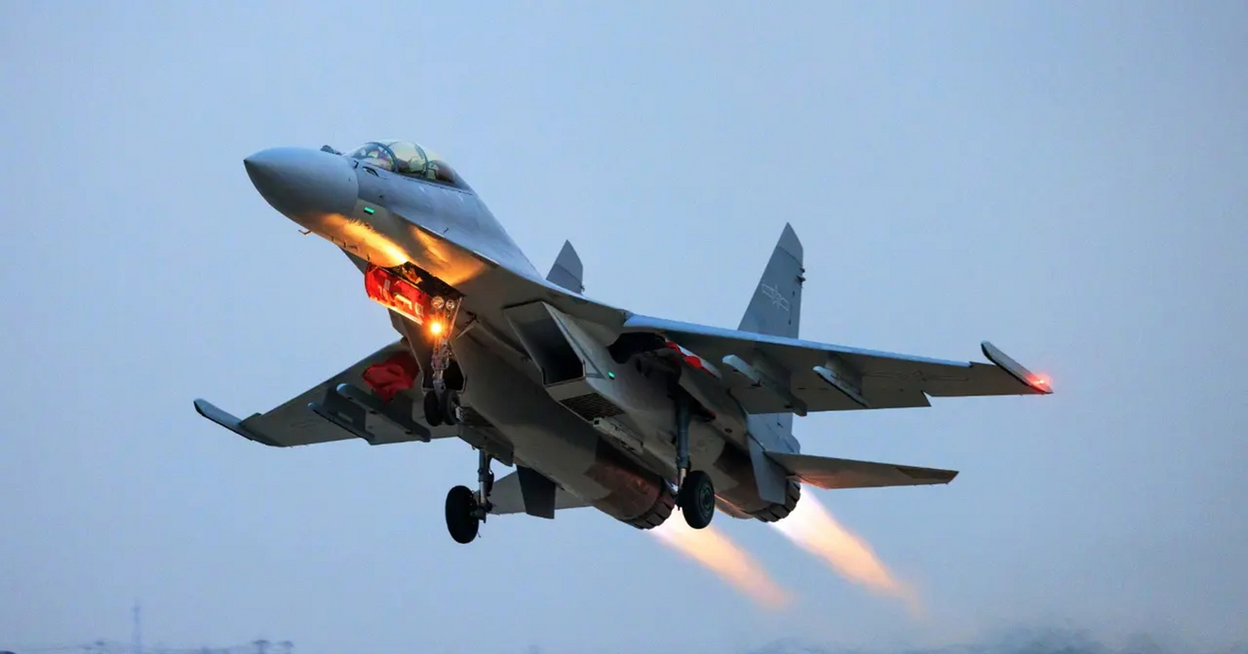 中国空军歼-16重型战斗机飞行员,前座飞行员带了双