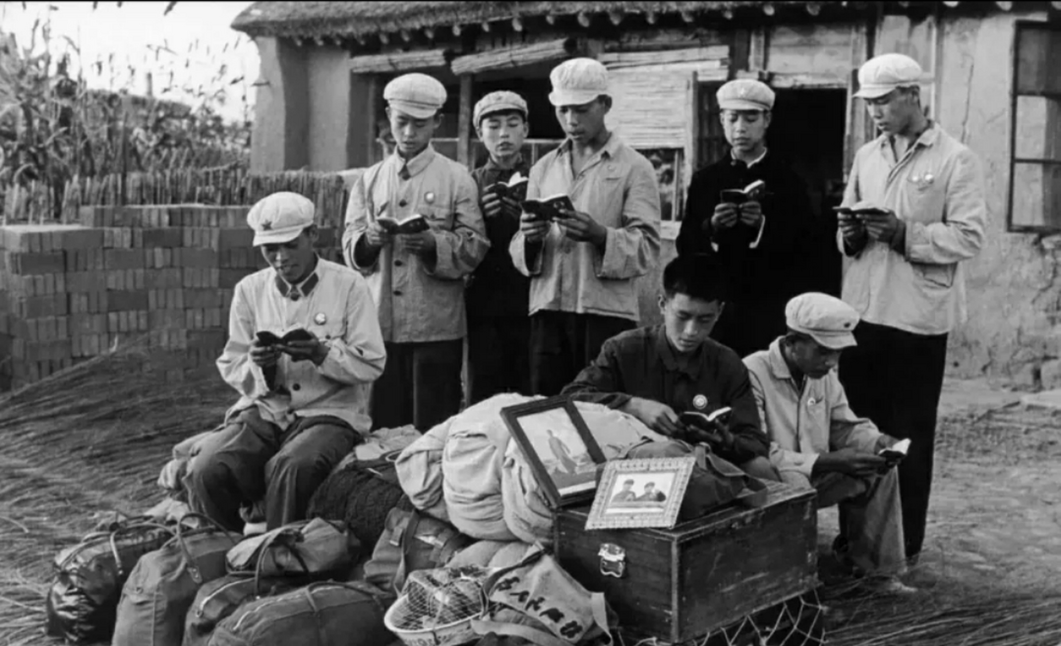 的知青,为了解决城市粮食供给问题和就业压力,几百万知青上山下乡插队