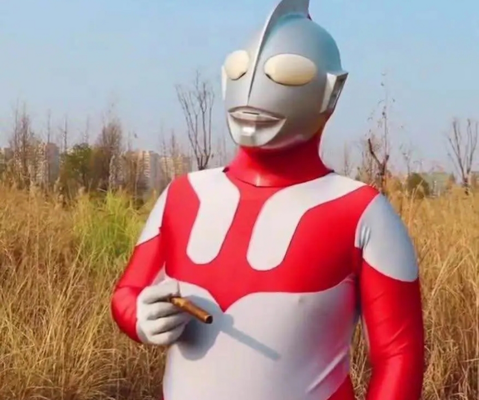 发现一只野生奥特曼!