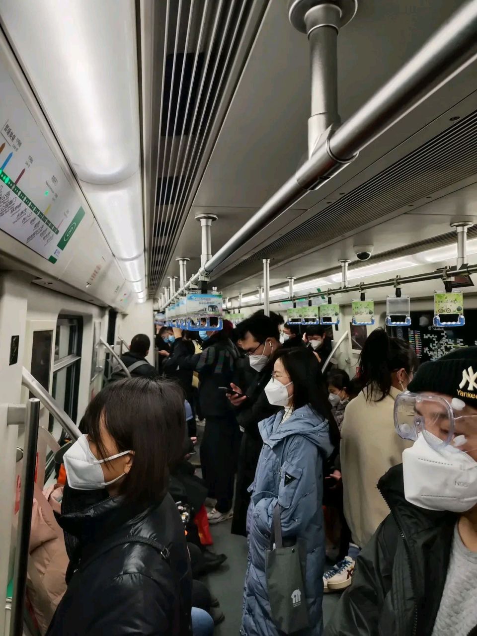 这几张图片能说明什么情况?没有疫情了?还是能说明地铁上的都是阴性?