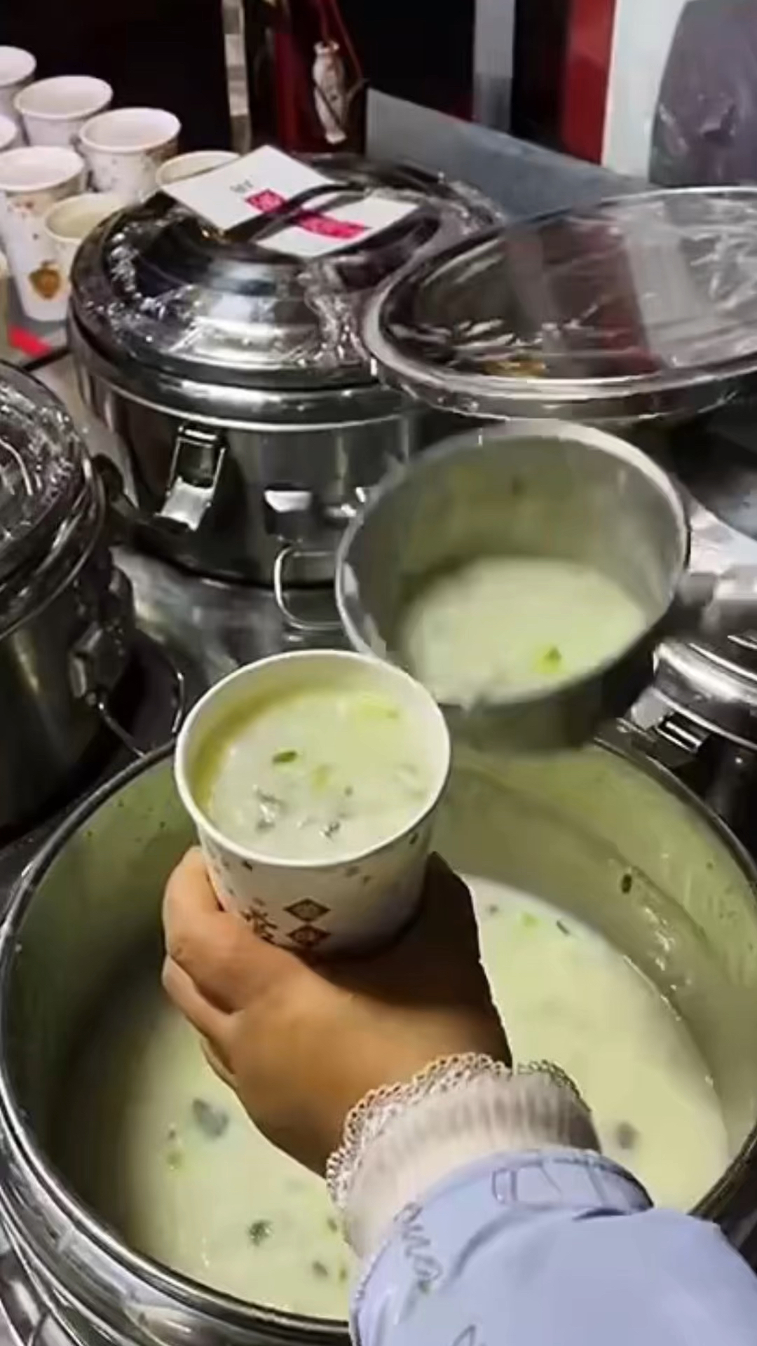 93年宝妈摆摊卖早餐粥,无论刮风下雨都在出摊,励志!