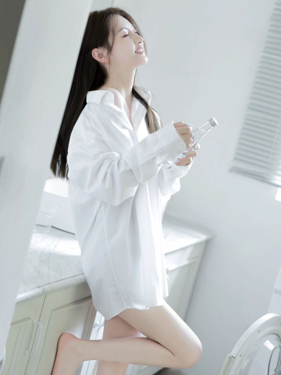 偷穿男友的白衬衫 清新又纯欲的氧气感写真 偷偷穿男友的白衬衫 俏皮