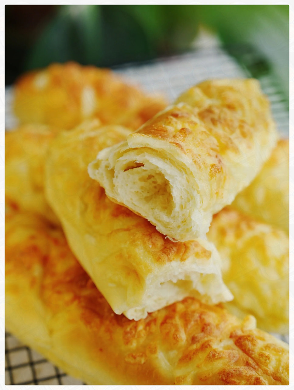 黄金芝士条面包|柔软咸香全家抢着吃  这款面包真的太诱人了,每一口都