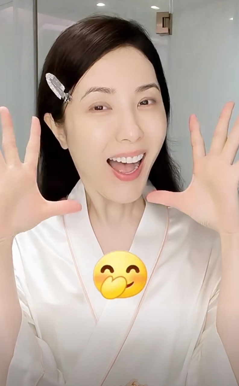 曾黎晒搞怪四连拍,她现在的年纪做大表情颜值也没崩,太不容易了