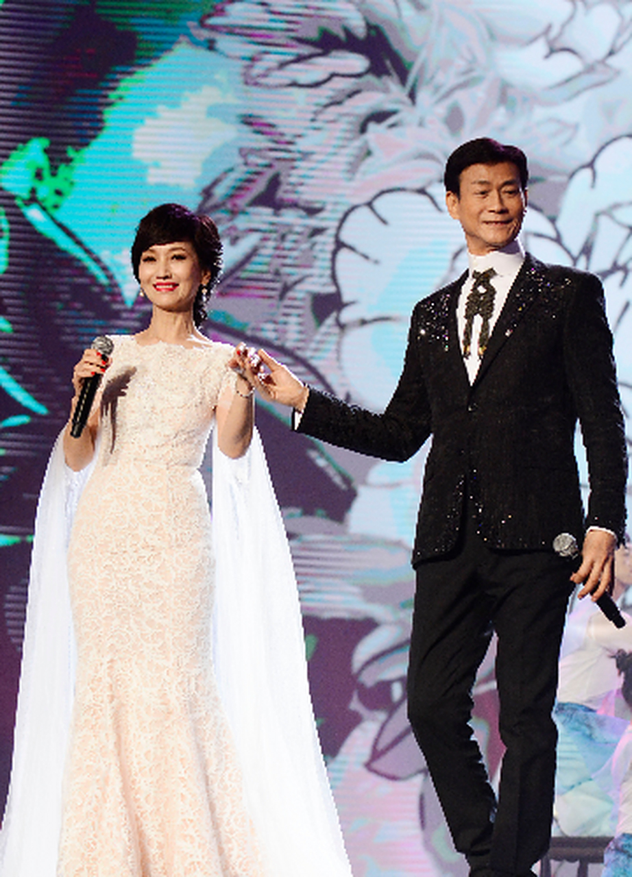 1978年的夏天,郑少秋和赵雅芝在拍戏时的一张合影,两个人穿得都很清爽