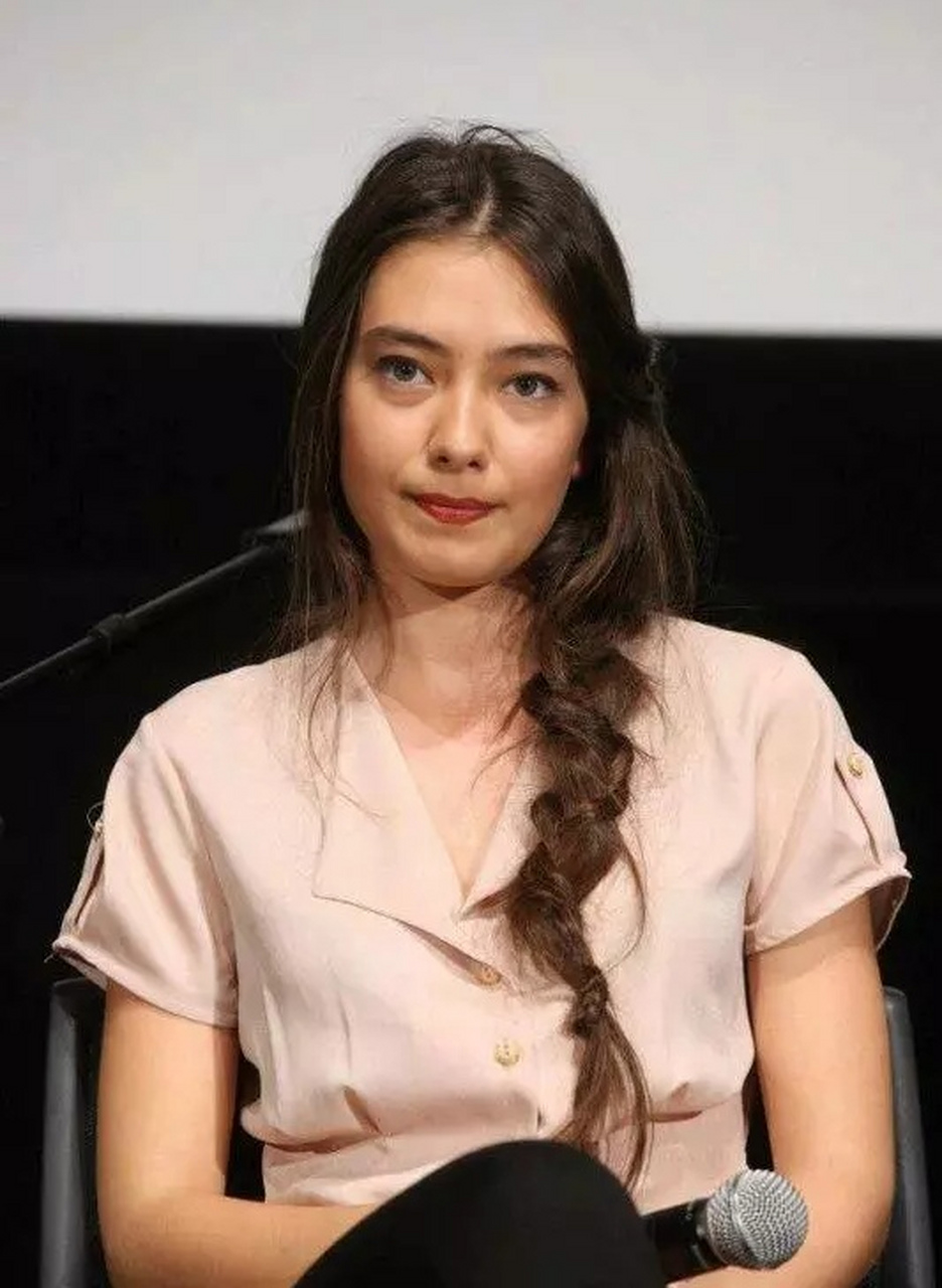 土耳其女星neslihan atagül,1992年生,代表作有《落叶》《不对等爱情