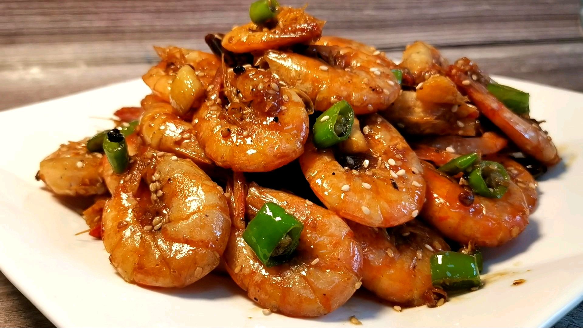 吃了40年大虾,这种做法最好吃,壳脆肉嫩,香辣入味,越吃越香