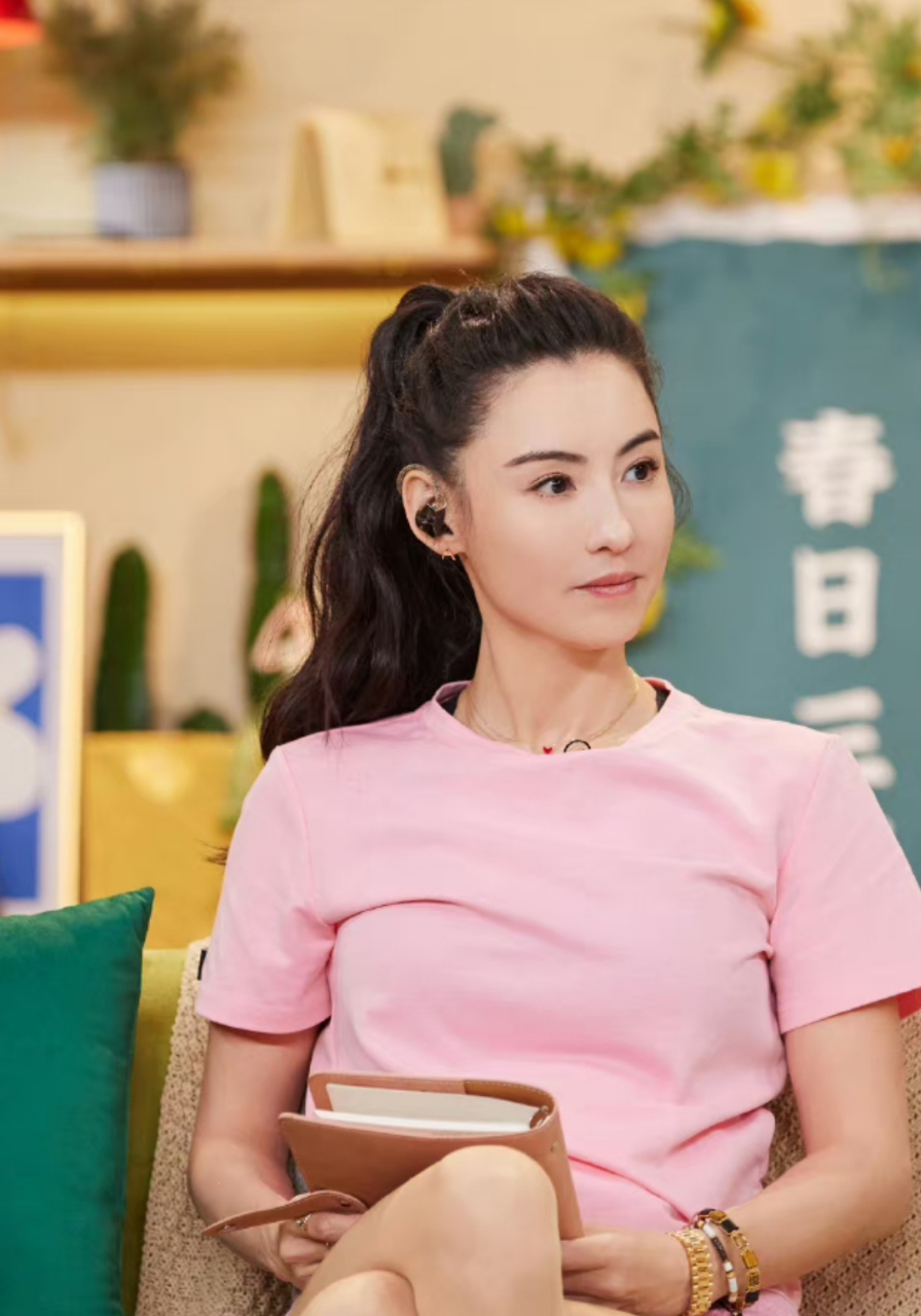 张柏芝去录制综艺,梳着高马尾穿一套粉衣服减龄十足,脚上还配了一双