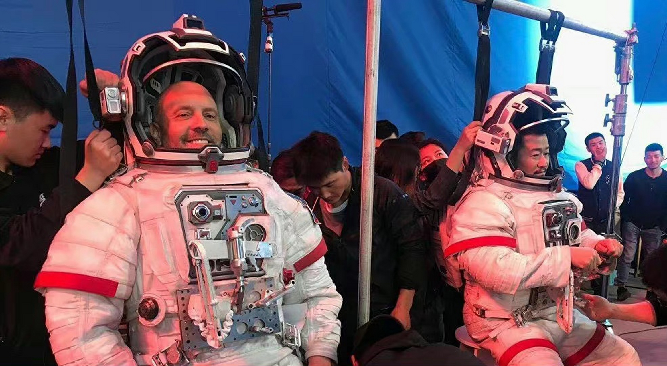 《流浪地球1》的时候吴京和马克洛夫扮演者穿着40斤重宇航服在空间站