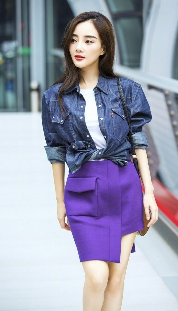 李小璐的穿搭风格多变,从甜美可爱到性感大胆都能hold住,常常能给人