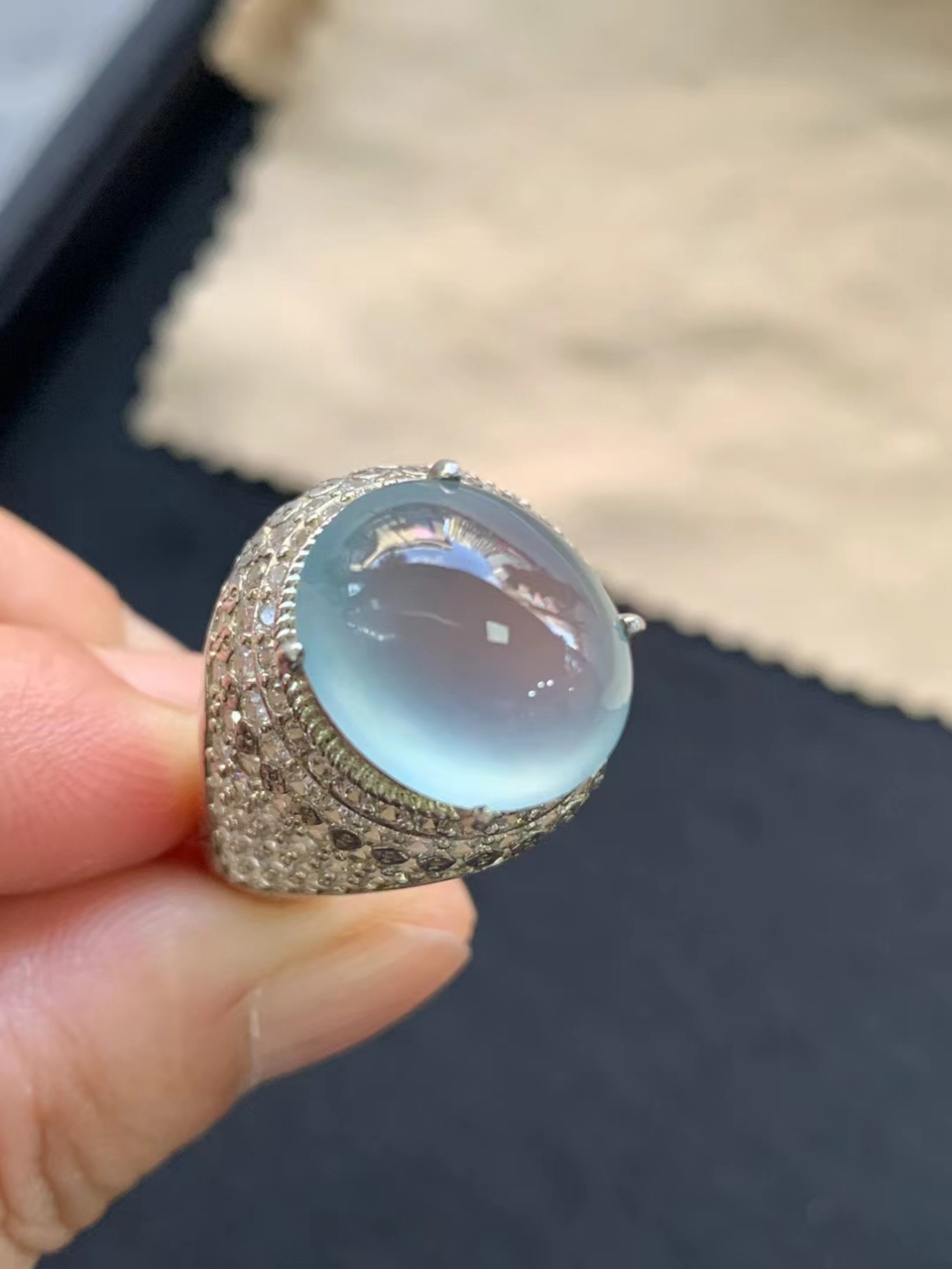 点击头像看直播# #翡翠# 翡翠戒面,高冰高透,老坑种强荧光,纯净无瑕