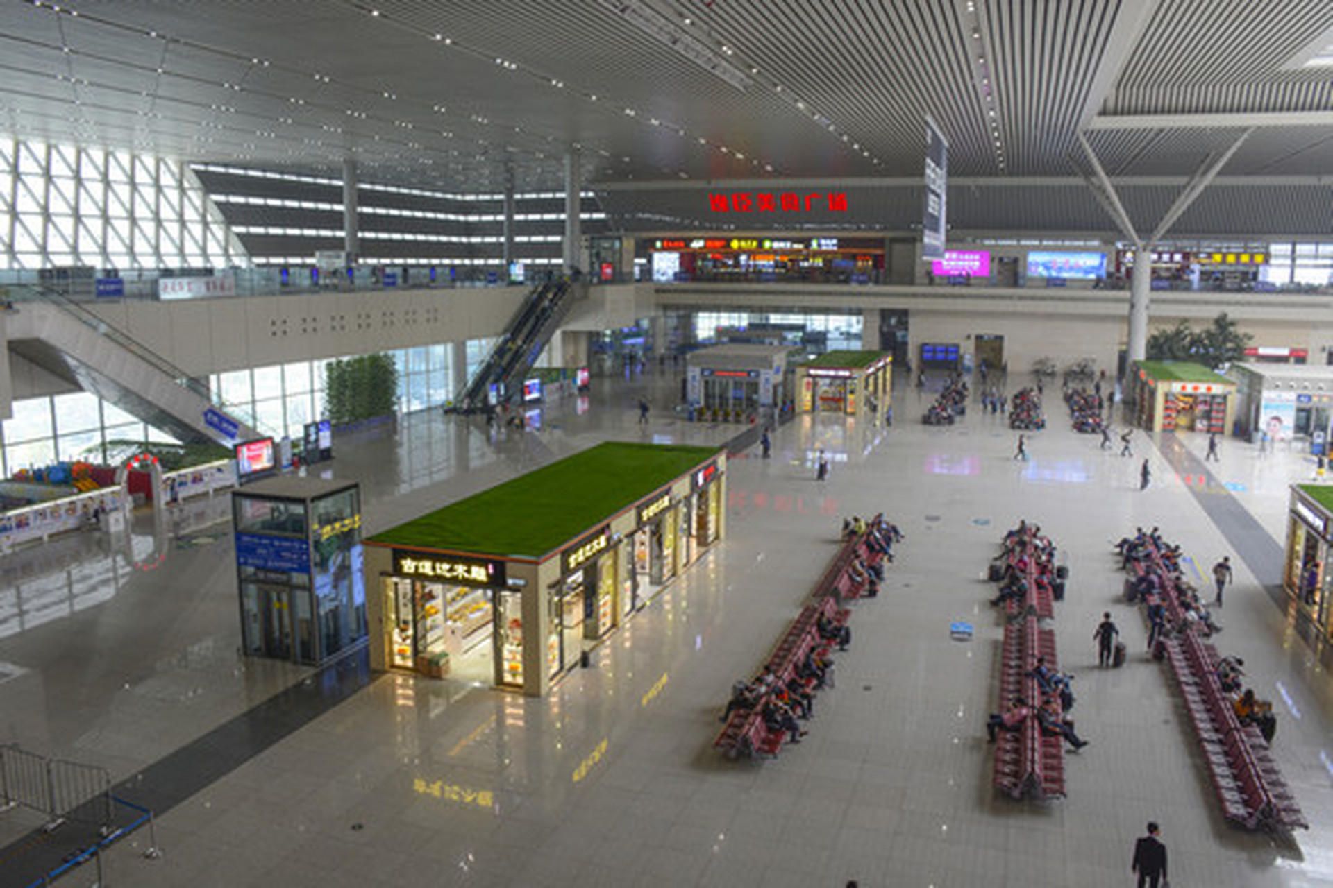 最近,有不少旅客反映泰安高铁站的候车厅内普通座椅数量不足,大部分