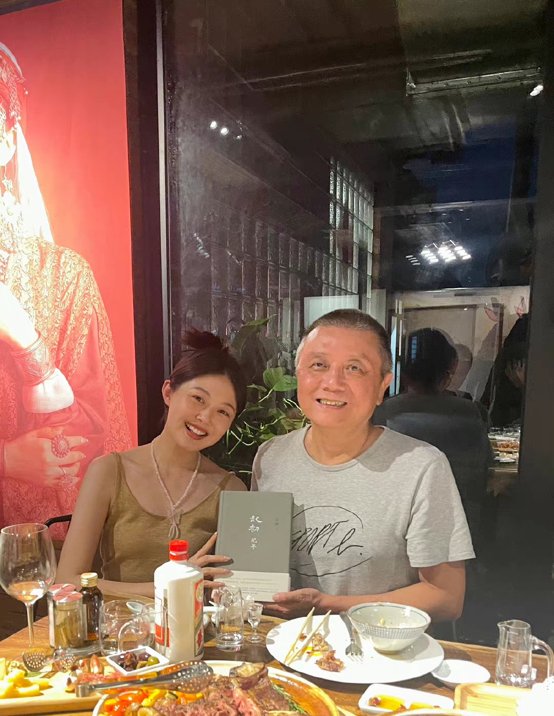 网红晚晚向老公炫耀王朔签名,追星有分寸,夫妻恩爱无隔阂