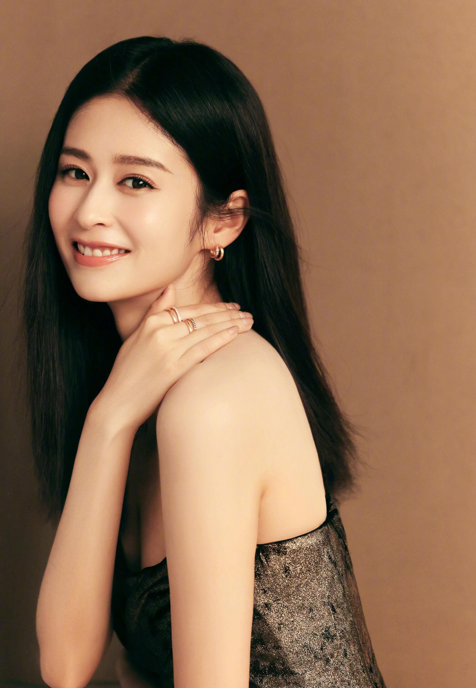 颖儿瘦下来是真美!穿"蛇皮裙"还能看见一堆褶皱,真时髦