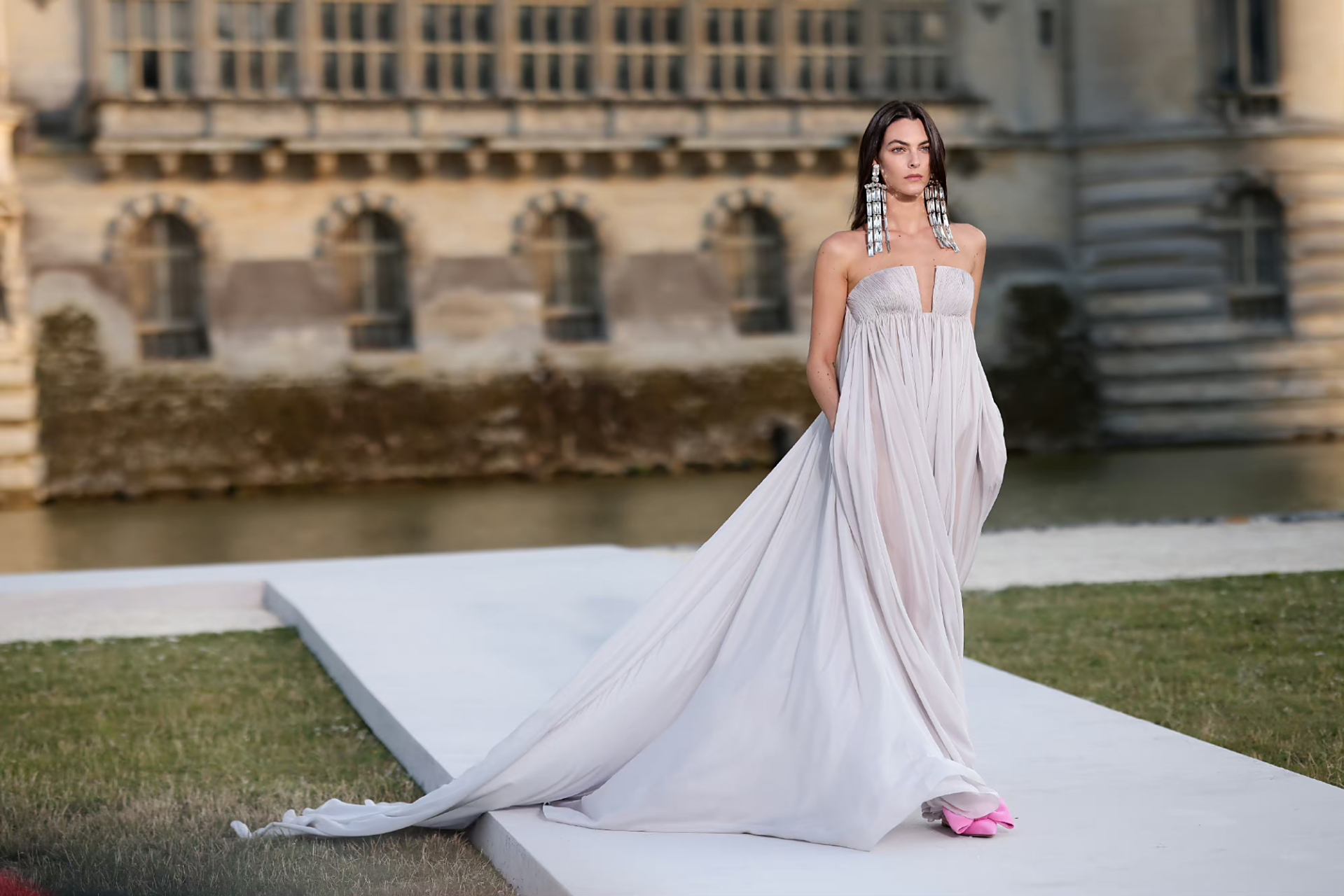 超模vittoria ceretti在valentino fw23大秀走秀