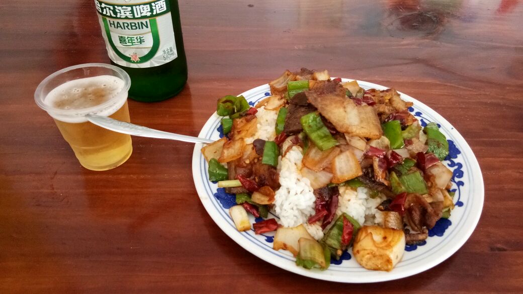 河南开封中午弄份回锅肉盖浇饭,肉还不少,吃得一干二净