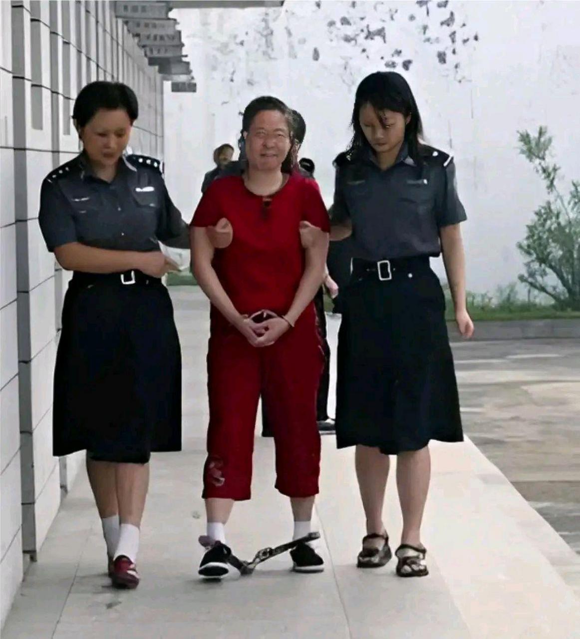 女警押犯人图片