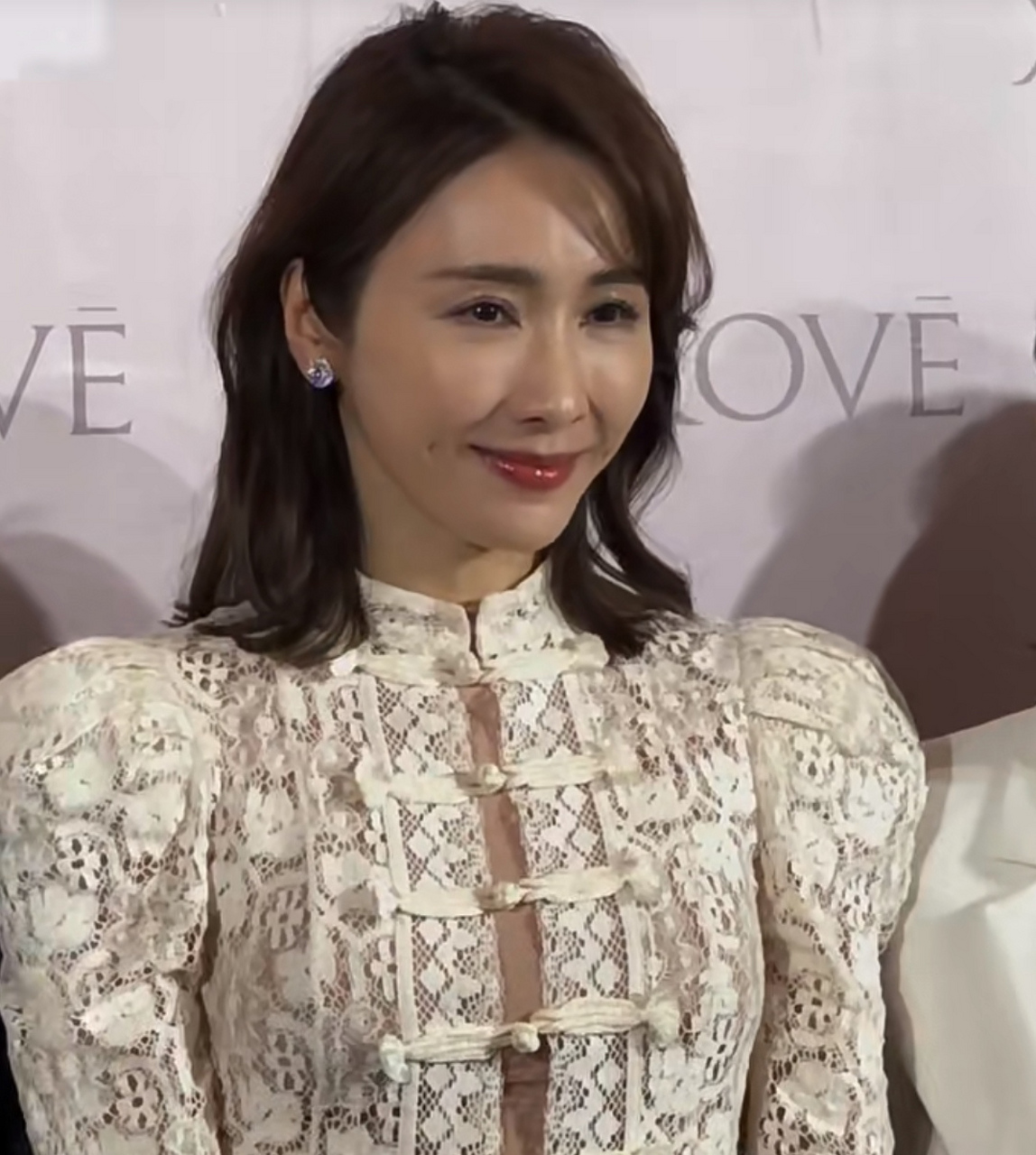 黎姿亮相活动,媒体生图脸小气质佳,她是小麦色皮肤,不白皙但肤质细腻