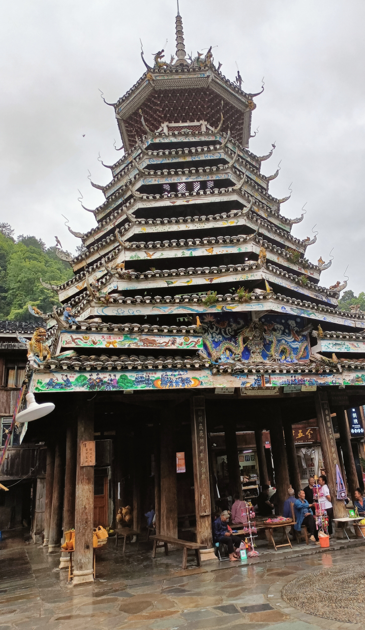 侗族寨子有一种特殊的建筑,那就是鼓楼.这与侗族的生活方式有关.