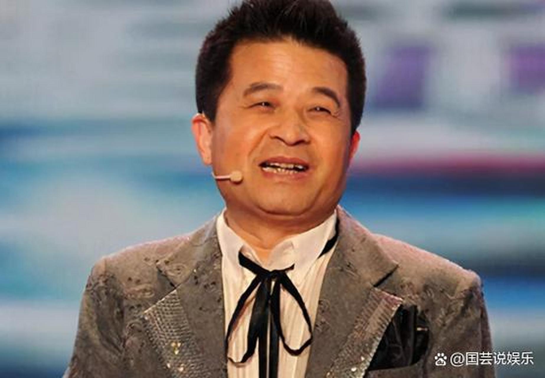 64岁毕福剑付出惨痛代价,陋居农村,吃力挑扁担,现状凄惨  这段文字是