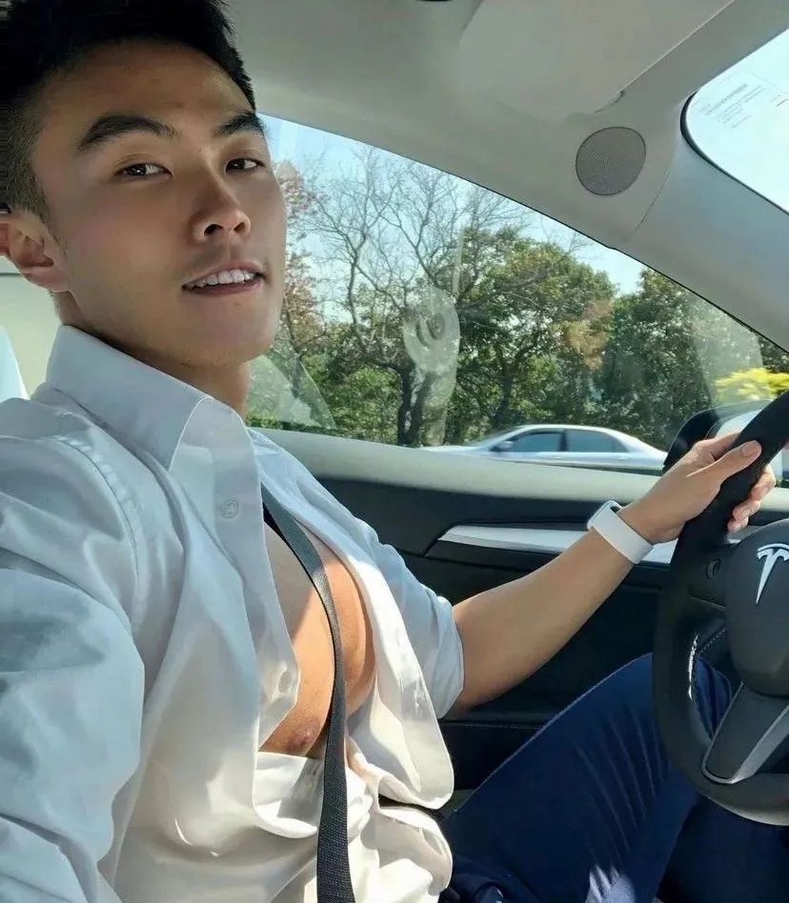 帅哥这样开车,真的会让人心动 开车都不忘秀身材的肌肉帅哥,这身材很