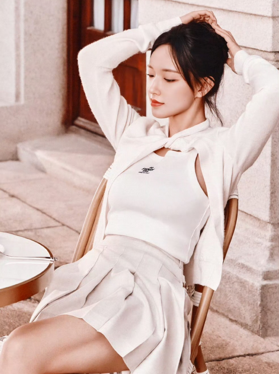 程潇程晨姐妹青春篇章大片,程潇和妹妹程晨一同登上了封面,他们的美丽