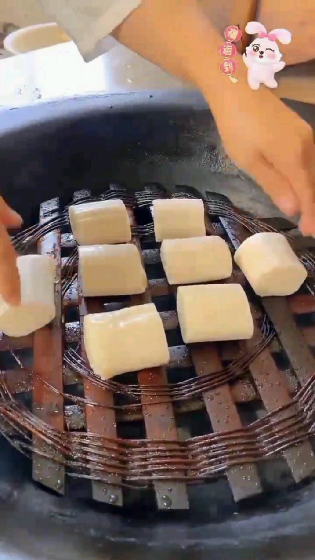 年糕蒸熟后蘸点白糖更好吃.-度小视