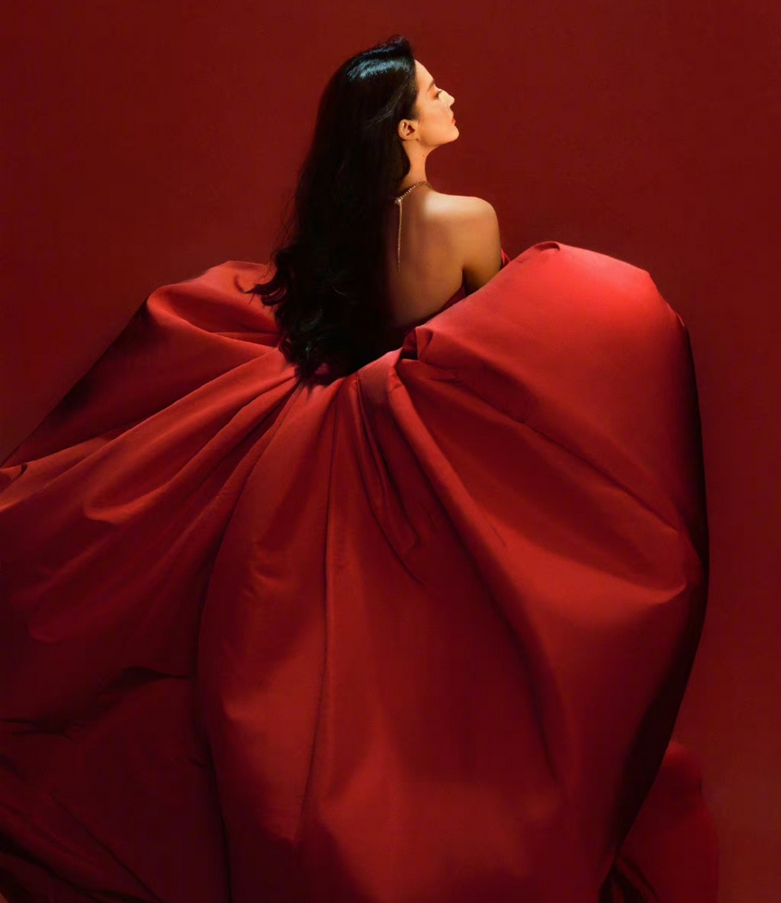 刘亦菲的杂志封面照太高级,红色礼服梦回花木兰时期,简单的场景却表现