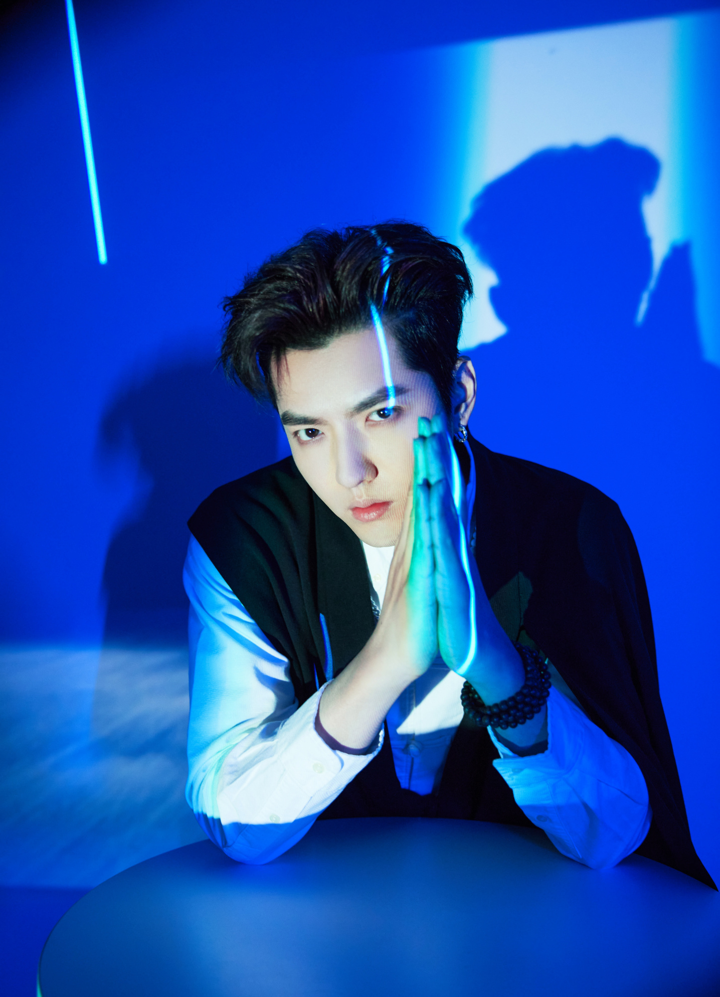 吴亦凡侠客造型,翩翩贵公子侠客风西装造型亮相,吸睛亮眼!