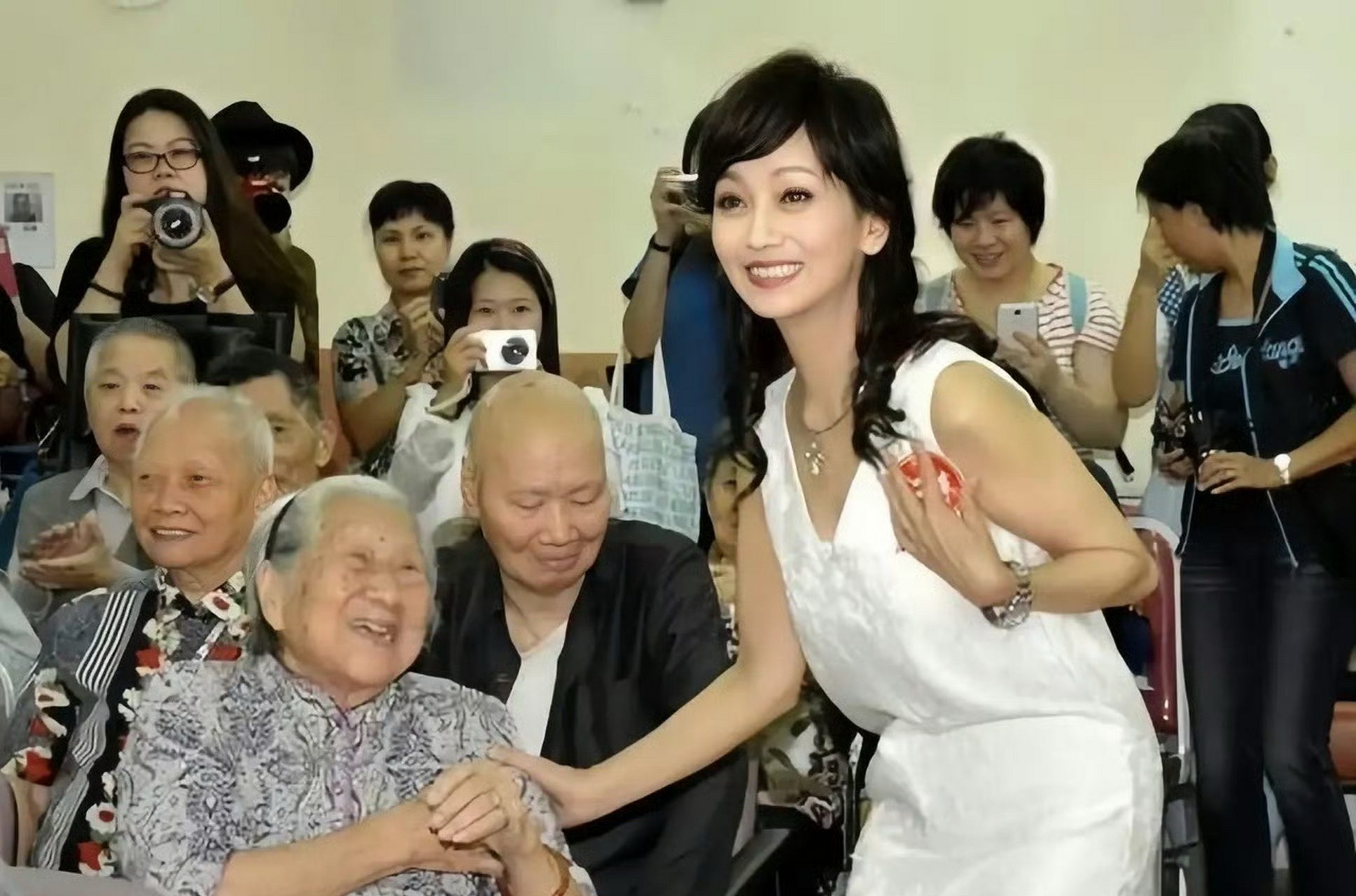 赵雅芝看望63岁老人图片