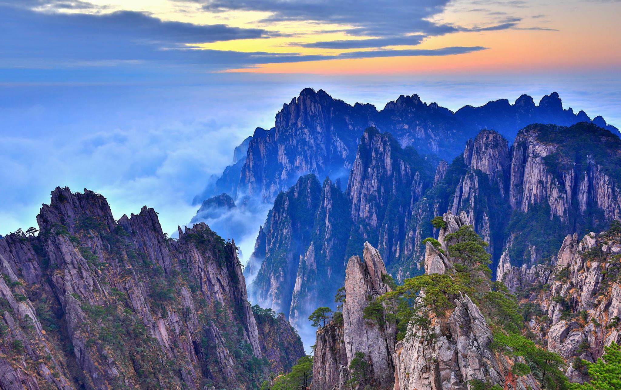 黄山,位于安徽省南部,因其别具一格的奇松,怪石,云海和温泉而被誉为