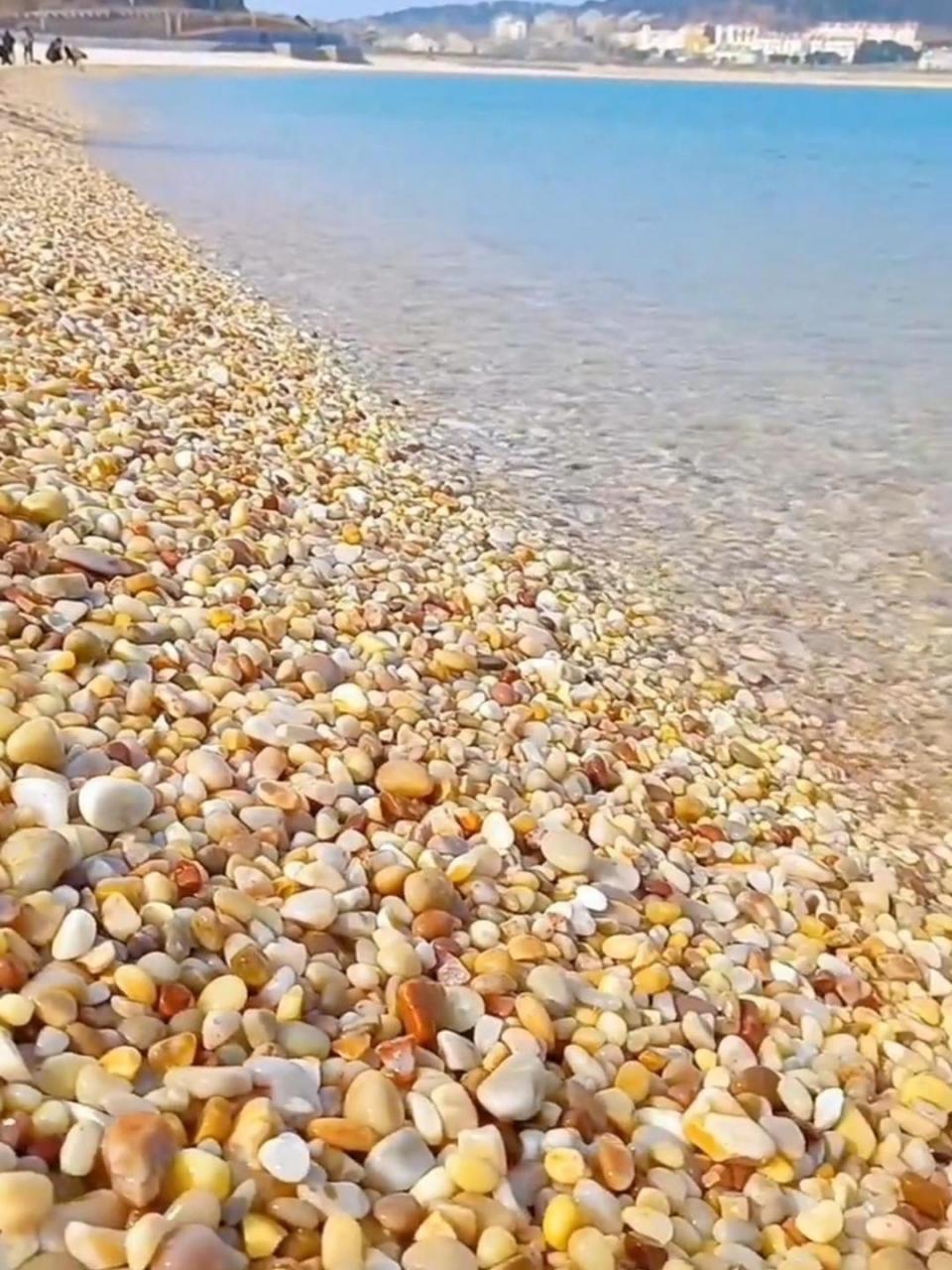 海边的小石头真漂亮啊.捡些带回家