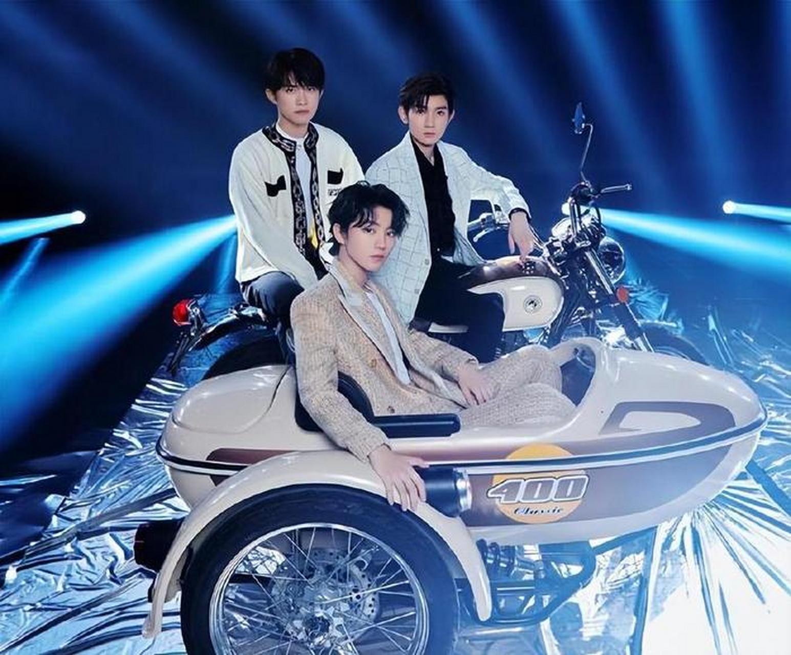 昨晚,tfboy十年之约演唱会在西安举行,这场演唱会和三小只的话题瞬间