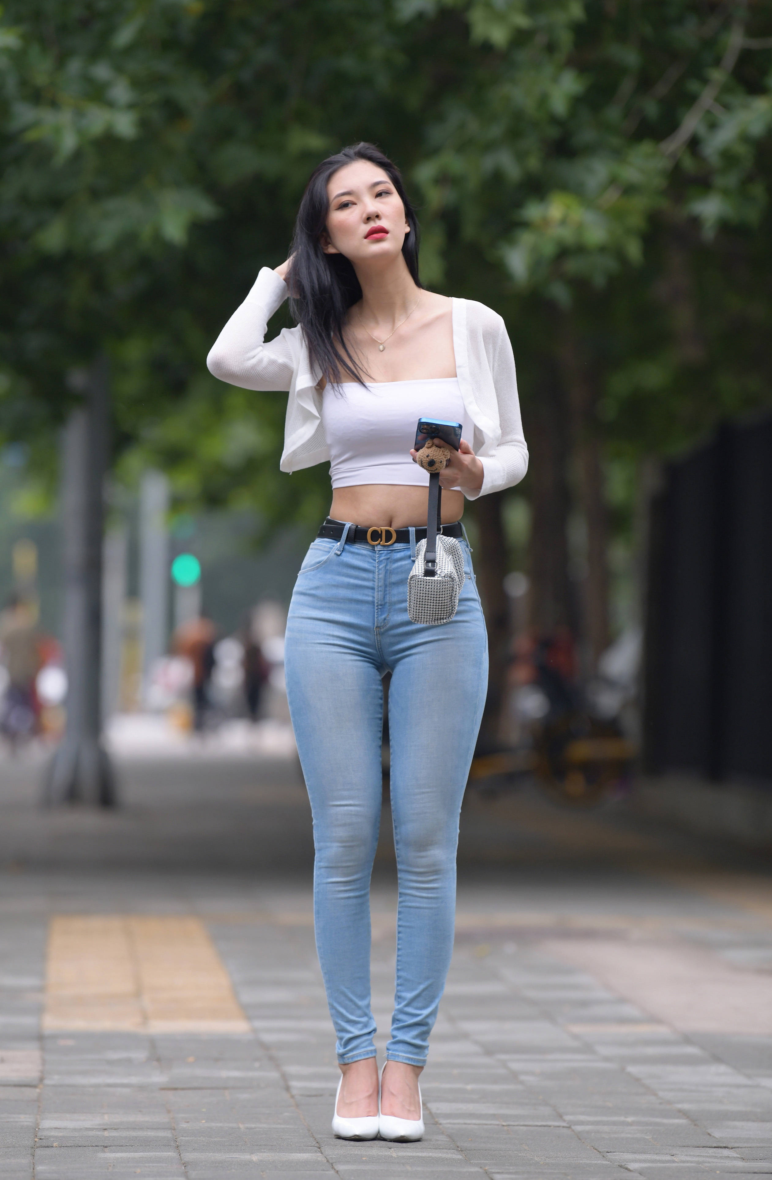 街拍:吊带上衣气质美女