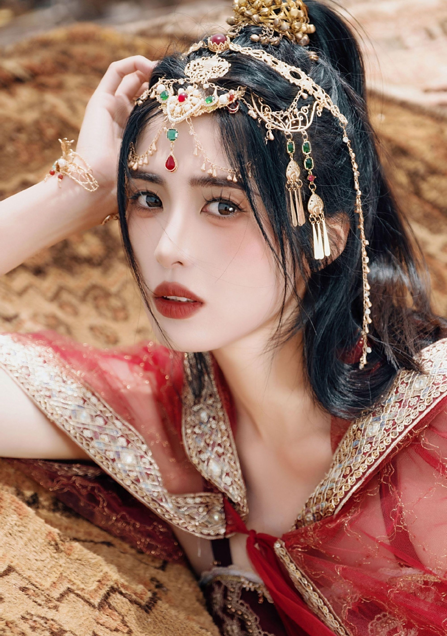 前中国女足门将赵丽娜化身西域美人,拍摄了一组西域风情的红裳写真