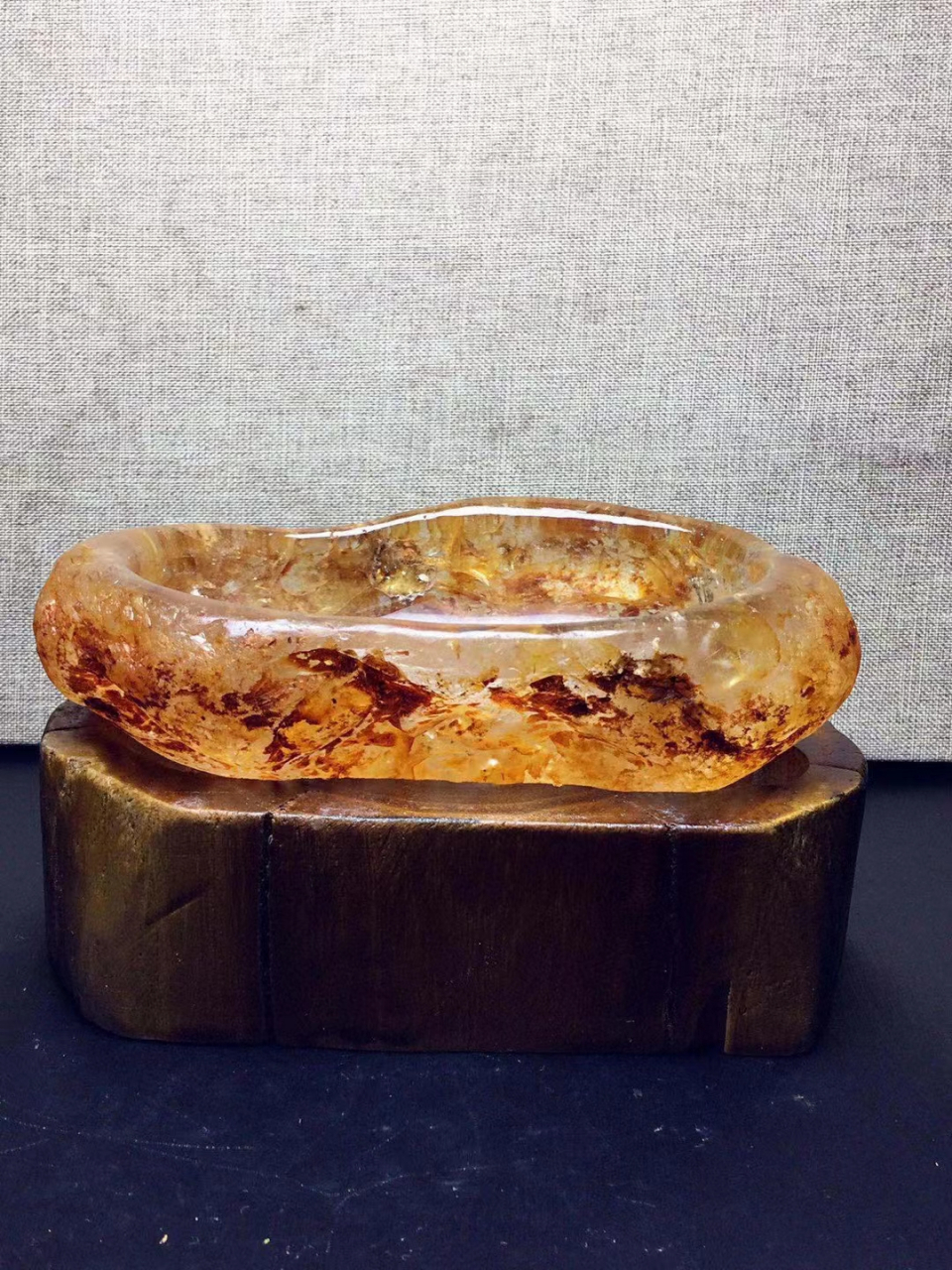 一整块原石挖空,手工打磨而成 天然黄胶花水晶原石聚宝盆摆件 天然