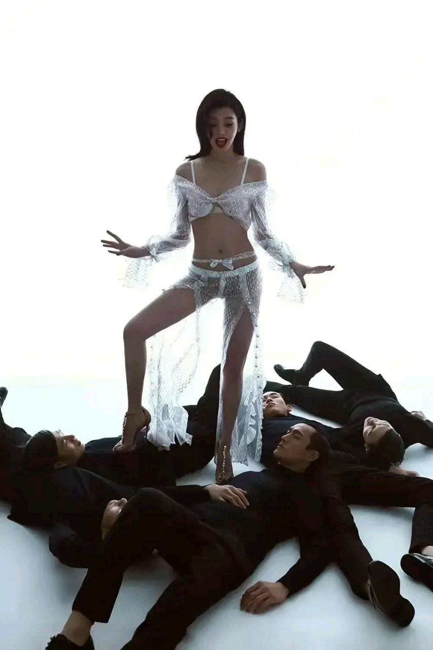 奚梦瑶男人装封面图 有点闪眼了 这第一张图片好震撼 下面的男士是