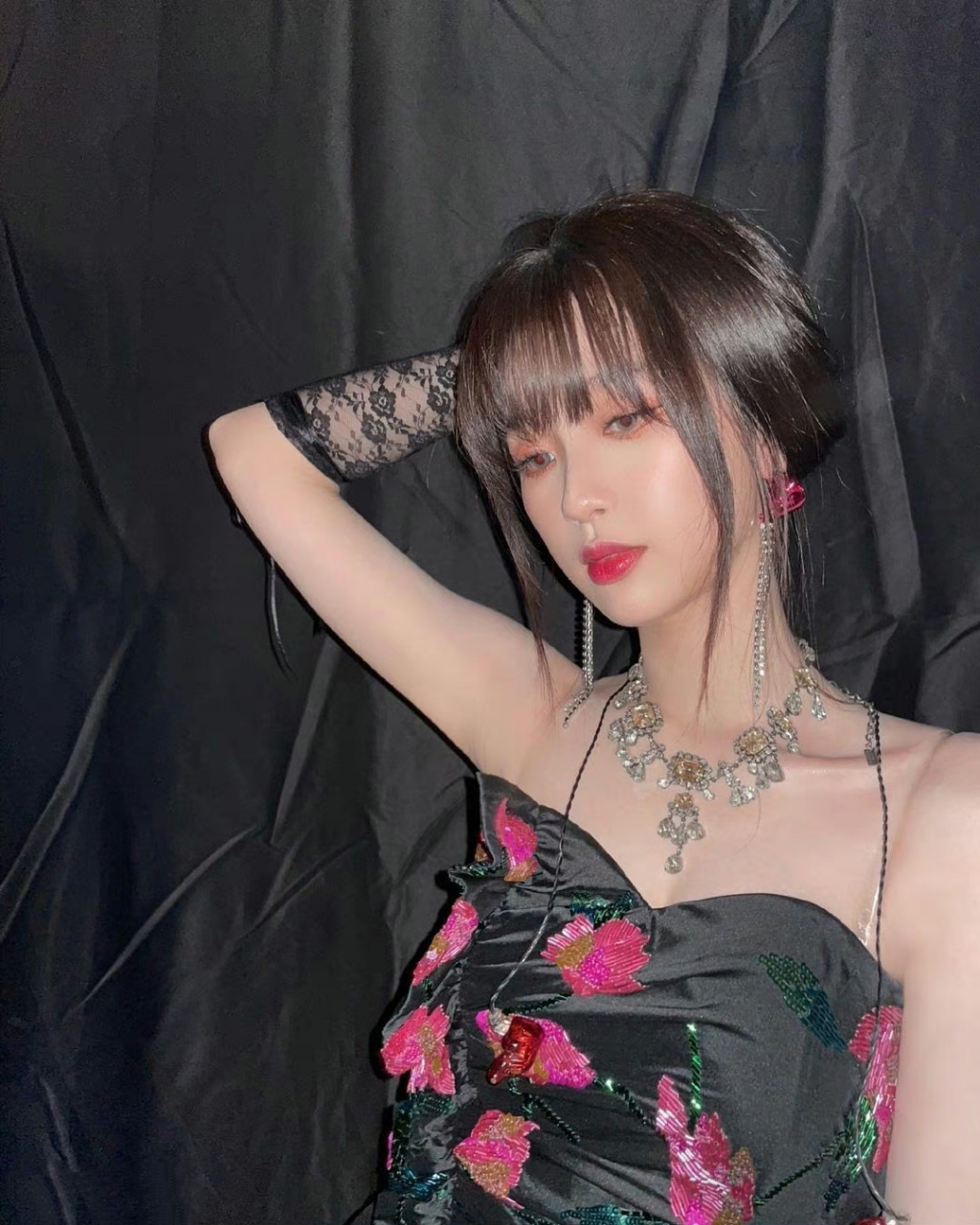 虞书欣# 乌黑飘逸的直发,花朵钉珠抹胸裙,甜美清纯,娇嗔妩媚,性感