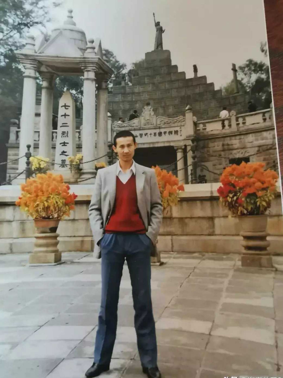 老照片:1992年,32岁的腾格尔,在广州留下的照片.你能认出来来吗?