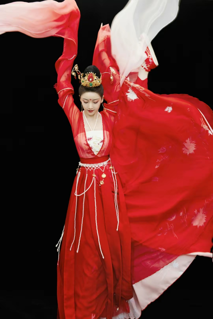 姜贞羽一袭红衣飘飘起舞,让人眼前一亮#你心中的古装女神# #娱乐大赏